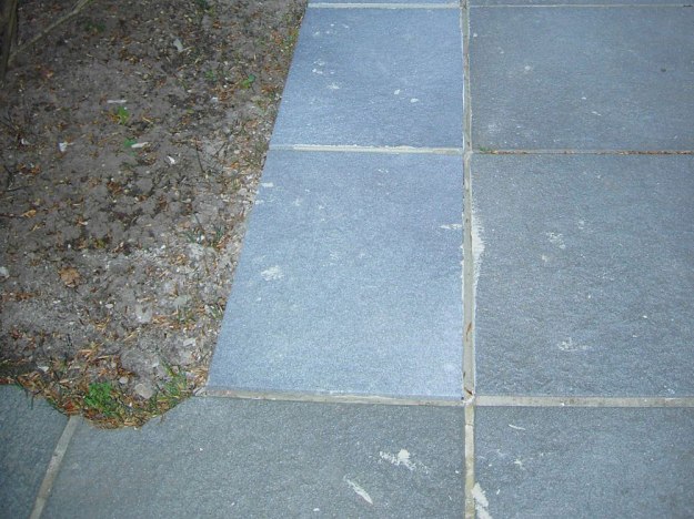 einzelne Gartenfliese repariert